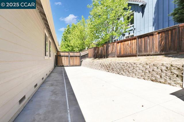 7016 Molluk Way, Clayton CA: https://media.crmls.org/mediaz/0e801cab-7008-40db-8081-98217572d77d.jpg