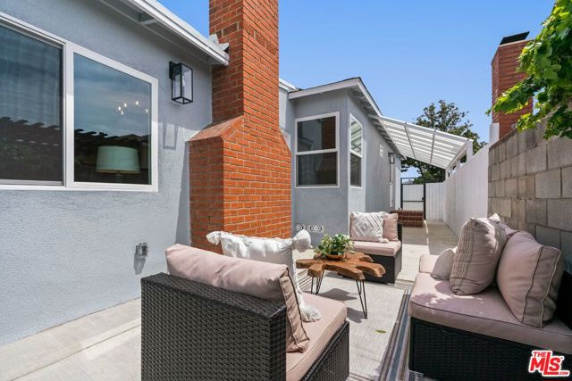 2671 Federal Avenue, Los Angeles CA: https://media.crmls.org/mediaz/0e80228a-4627-417b-81b1-612a0f240584.jpg