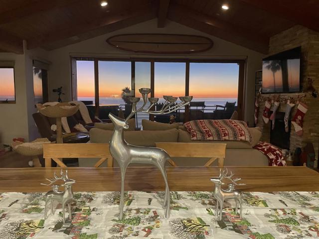 1464 Summit Ave, Cardiff by the Sea CA: https://media.crmls.org/mediaz/0e80db92-55f1-4c74-afde-7c51a24a59a6.jpg