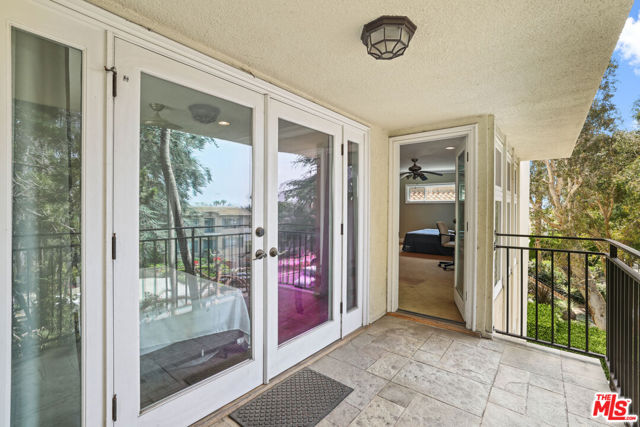 833 15th Street, Santa Monica CA: https://media.crmls.org/mediaz/0e810cc4-47df-4358-b3c6-b70a4724cf6c.jpg