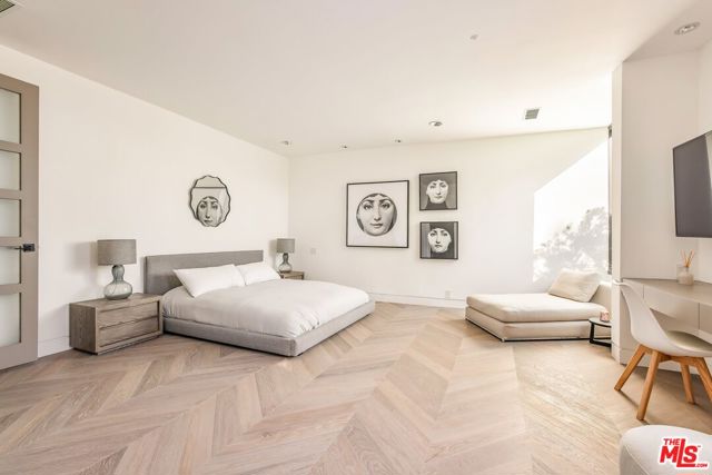 9405 Sierra Mar Place, Los Angeles CA: https://media.crmls.org/mediaz/0e811f2e-2706-4453-a500-e6749768510e.jpg