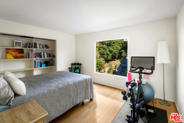 7265 Caverna Drive, Los Angeles CA: https://media.crmls.org/mediaz/0e81206d-ff5e-4e10-8629-63d7b3497e17.jpg
