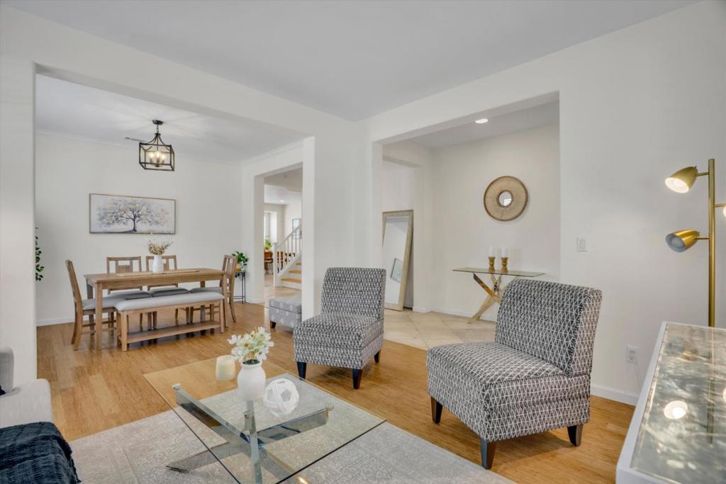 https://media.crmls.org/mediaz/0e826f18-3b88-4b6e-944e-6b101a212b5e.jpg?preset=X-Large