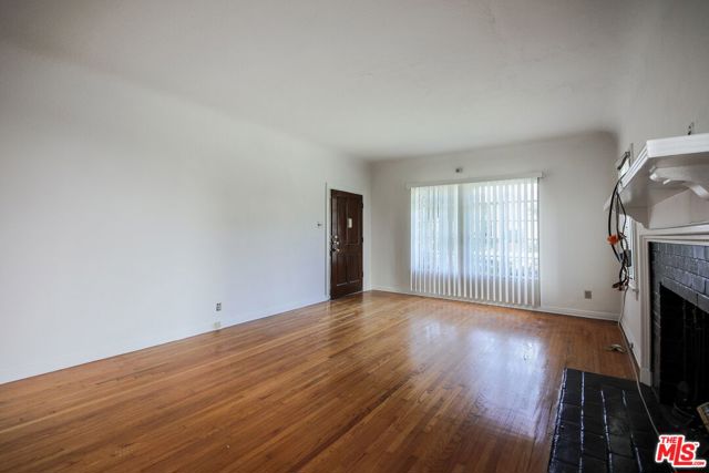 224 S Gale Drive, Beverly Hills CA: https://media.crmls.org/mediaz/0e82f269-e541-4ff1-92ad-1ef228f0fb1e.jpg