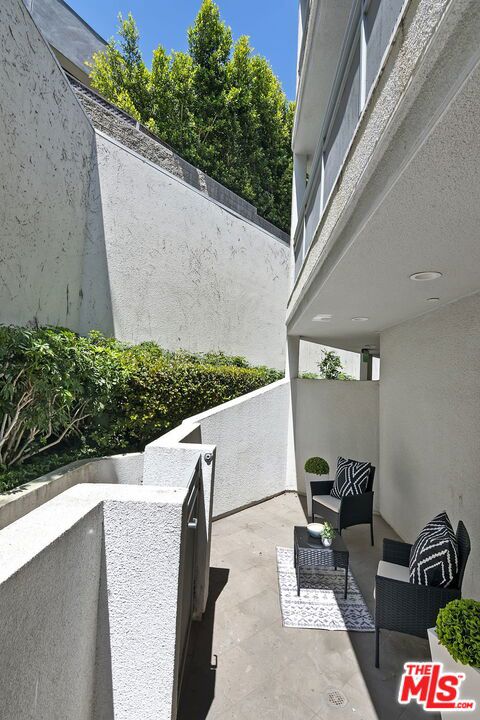 171 N Church Lane, Los Angeles CA: https://media.crmls.org/mediaz/0e839a22-6709-4e25-b2b5-4e5daf1552d9.jpg