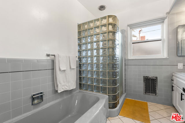 5918 S La Cienega Boulevard, Los Angeles CA: https://media.crmls.org/mediaz/0e84439d-d591-480f-b8dc-134df5745474.jpg