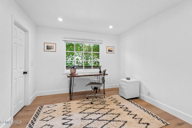 4799 Canterbury Street, Westlake Village CA: https://media.crmls.org/mediaz/0e847285-5e6c-4a85-856e-939cb1b4260b.jpg