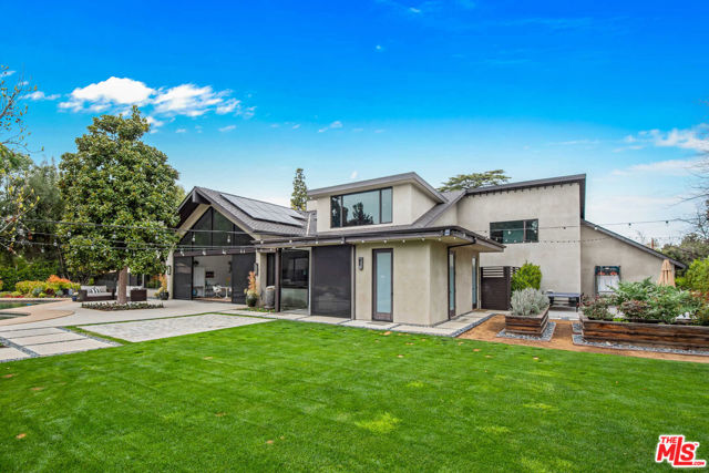 17352 Magnolia Boulevard, Encino CA: https://media.crmls.org/mediaz/0e8593ed-401c-4218-9f3f-f5135b1410e5.jpg