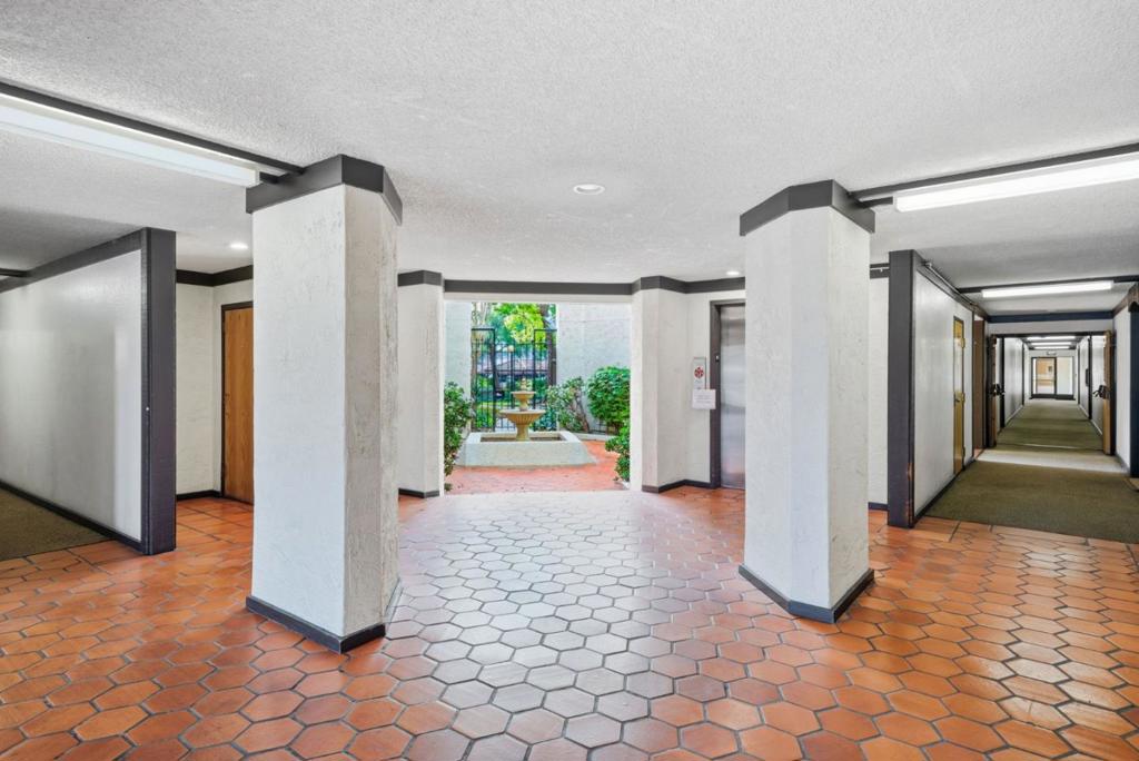 https://media.crmls.org/mediaz/0e85b2ca-a6fe-4f24-a643-6a67833de303.jpg?preset=X-Large