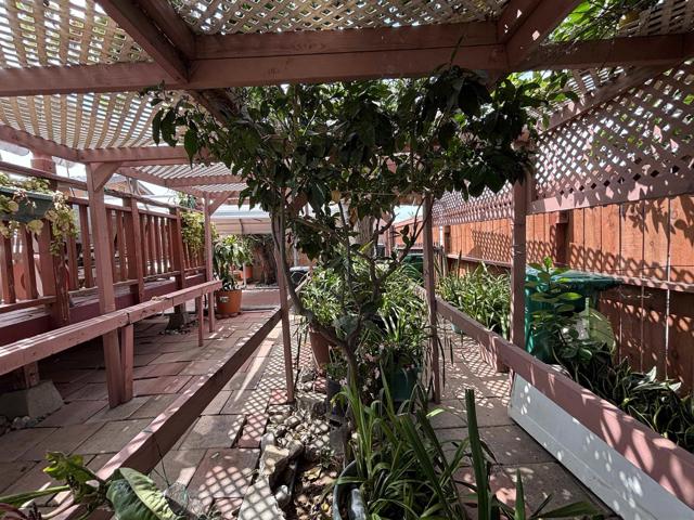 872 74 Duval St, San Diego CA: https://media.crmls.org/mediaz/0e85baaf-eca7-44c4-a7bf-d9007ebe0133.jpg