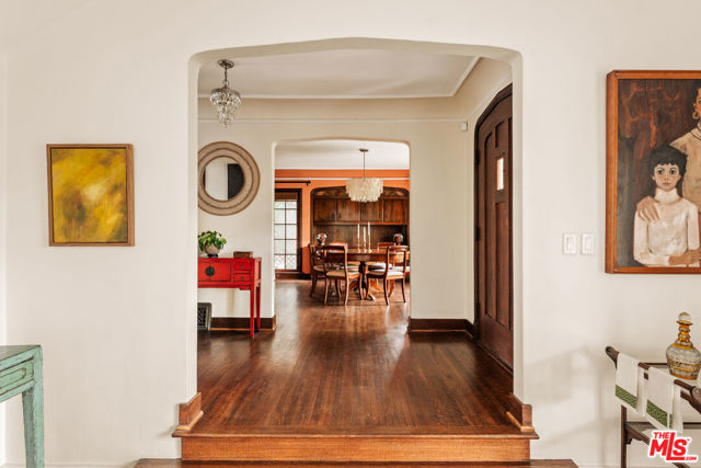 847 S Longwood Avenue, Los Angeles CA: https://media.crmls.org/mediaz/0e85e5a5-b672-404a-a5f2-b02b723dd1a1.jpg