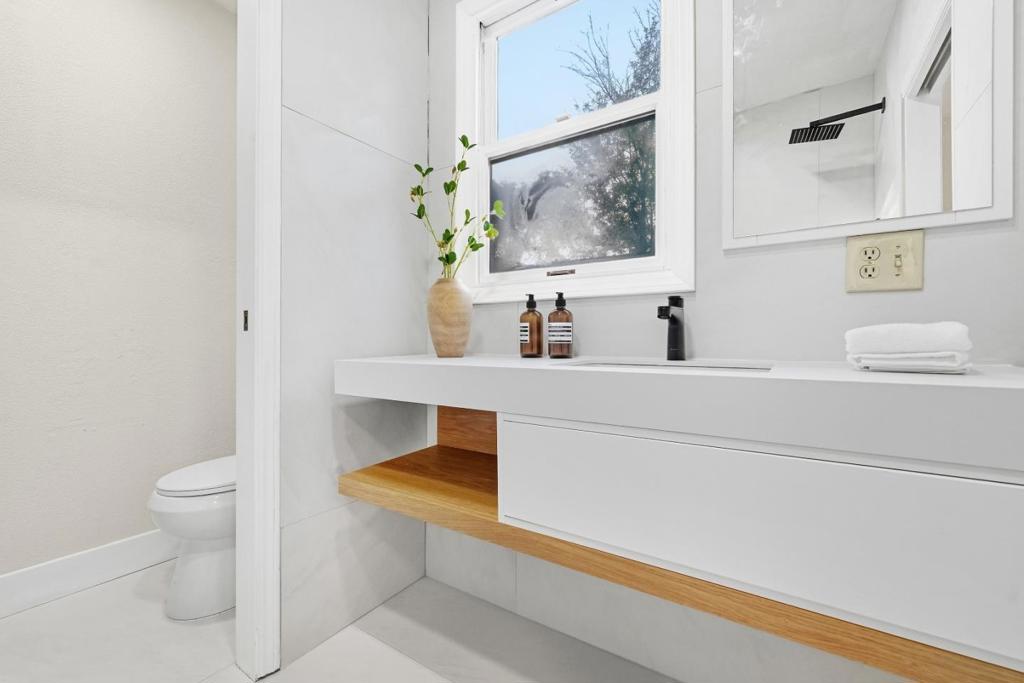 https://media.crmls.org/mediaz/0e862b17-9002-4552-b904-500bafa52af6.jpg?preset=X-Large