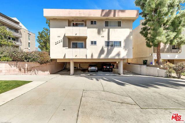 2332 S Beverly Glen Boulevard, Los Angeles CA: https://media.crmls.org/mediaz/0e8639cd-b373-4f0f-a224-a68083941a60.jpg