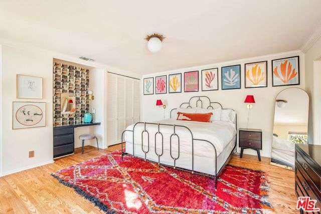 4426 Auckland Avenue, Toluca Lake CA: https://media.crmls.org/mediaz/0e8716dc-fdd0-4b16-9c7d-7255a7421927.jpg