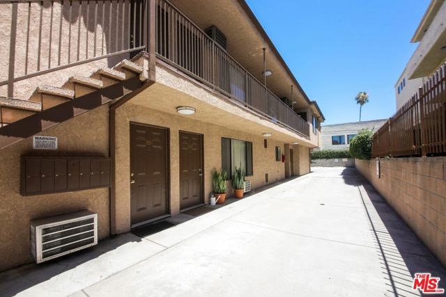 5418 Hermitage Avenue, Valley Village CA: https://media.crmls.org/mediaz/0e876015-2baf-4c8c-ac63-0f3b9bca76da.jpg