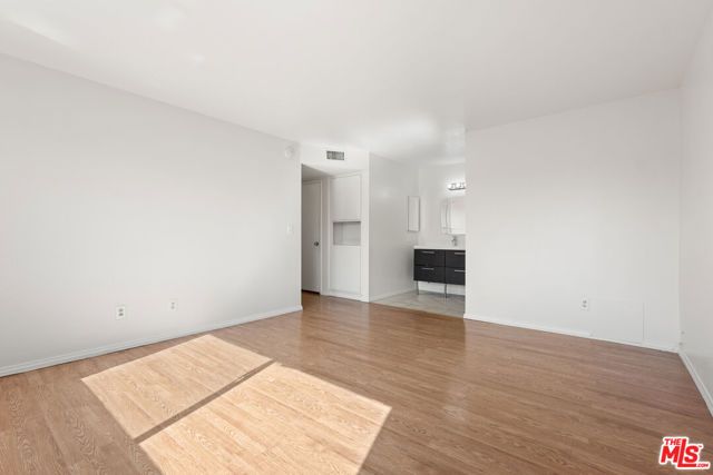 14990 Victory Boulevard, Van Nuys CA: https://media.crmls.org/mediaz/0e876dc2-34d8-4f2a-ae7e-fb2d8614abf5.jpg