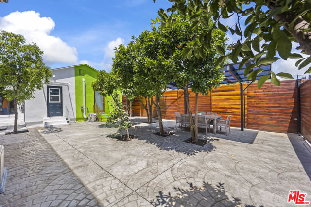 17660 Martha Street, Encino CA: https://media.crmls.org/mediaz/0e87f397-e6af-40db-b317-0b798c50f68e.jpg