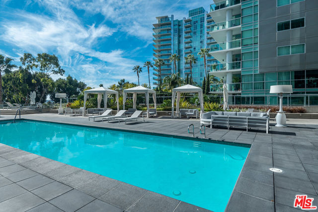 13600 MARINA POINTE Drive, Marina del Rey CA: https://media.crmls.org/mediaz/0e883030-a86d-4dfb-879d-37a0ed68a0ec.jpg