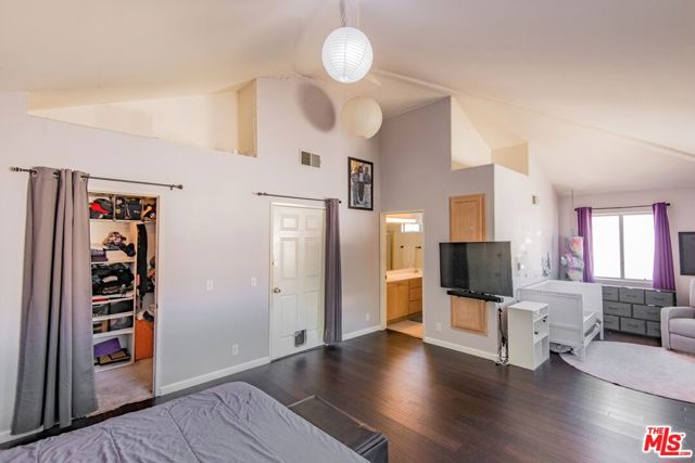 9400 Noble Avenue, North Hills CA: https://media.crmls.org/mediaz/0e891444-1484-4ec8-9362-7fb46155e680.jpg