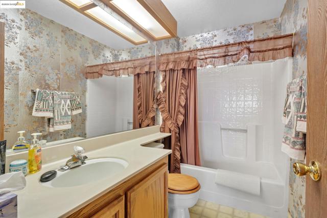 363 Limerick Way, Vacaville CA: https://media.crmls.org/mediaz/0e895609-4dcd-422b-8d85-46b40836830a.jpg