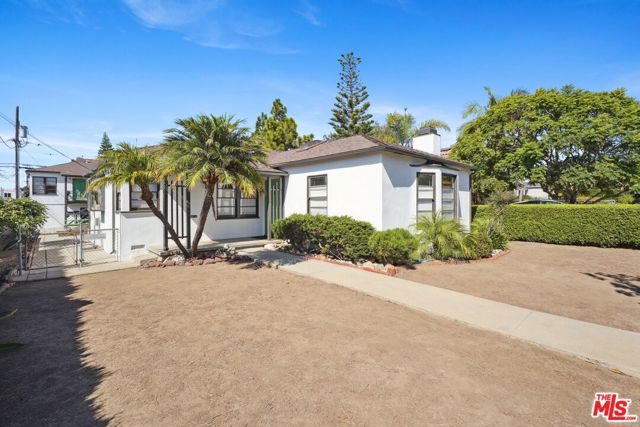 728 11th Street, Santa Monica CA: https://media.crmls.org/mediaz/0e897da8-87ad-425c-a156-d635a0f966a7.jpg