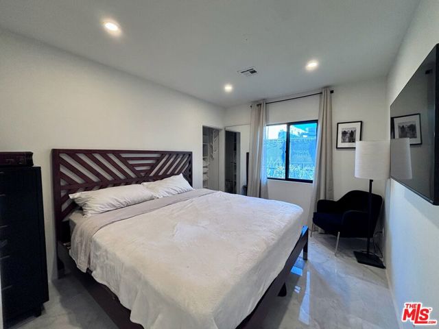 643 N Vista St, Los Angeles CA: https://media.crmls.org/mediaz/0e8cc299-2205-4311-8caa-efbe19f52832.jpg