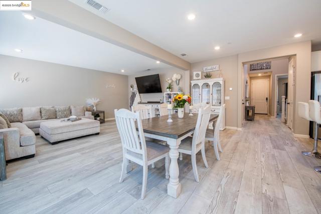 5132 Kevin PL, Rohnert Park CA: https://media.crmls.org/mediaz/0e8dbf87-da29-4e4c-9ce9-9cb7805ee2f5.jpg