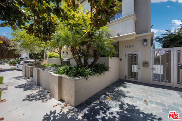 1409 Armacost Avenue, Los Angeles CA: https://media.crmls.org/mediaz/0e8e20de-04a4-40a0-a61d-d695fa534d0c.jpg