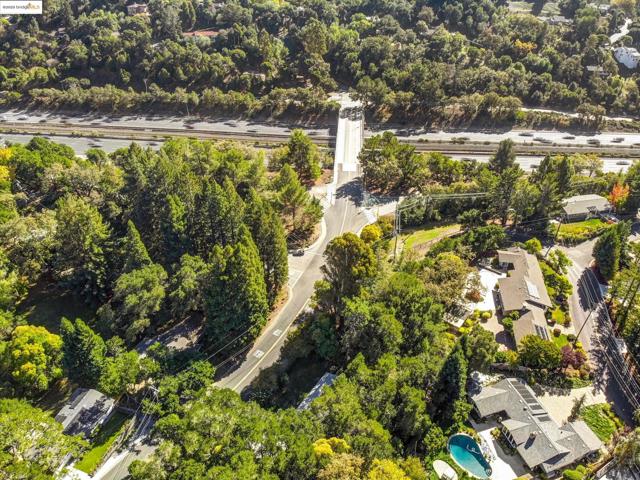 7 Saint Stephens Dr, Orinda CA: https://media.crmls.org/mediaz/0e8eb035-b07a-4f24-9494-6018143d1fff.jpg