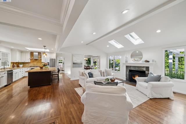 290 Bolla Ave, Alamo CA: https://media.crmls.org/mediaz/0e8f3578-73f4-4796-b28b-c29a15809f8d.jpg
