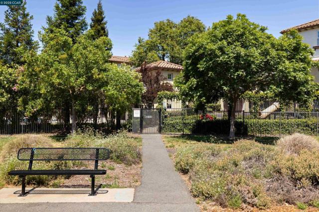 46 Matisse Ct, Pleasant Hill CA: https://media.crmls.org/mediaz/0e9014ee-f3b9-45b1-9bb4-b4aa6d3ea663.jpg