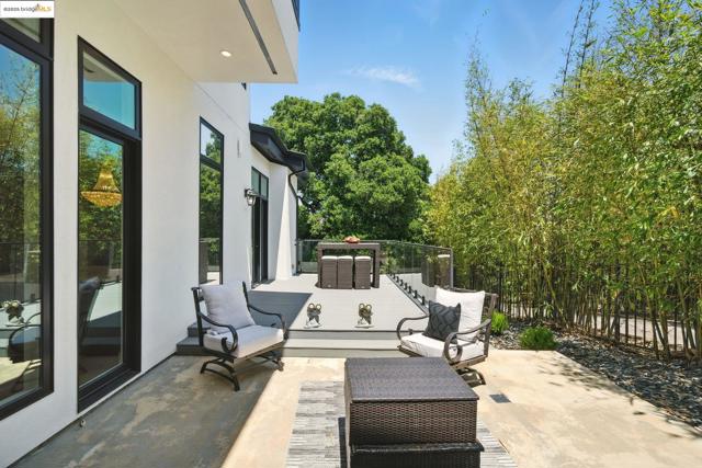 13462 Campus drive, Oakland CA: https://media.crmls.org/mediaz/0e903118-f4c2-4176-bd2f-96cd7987c311.jpg