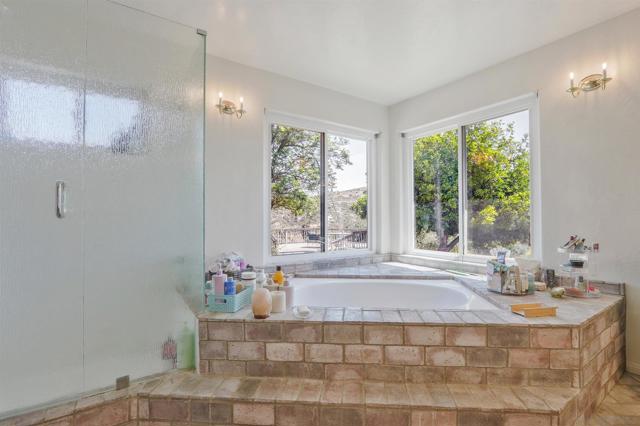 15549 Vista Vicente Dr, Ramona CA: https://media.crmls.org/mediaz/0e903bfc-40d1-459a-b689-8ba1d8d3b011.jpg