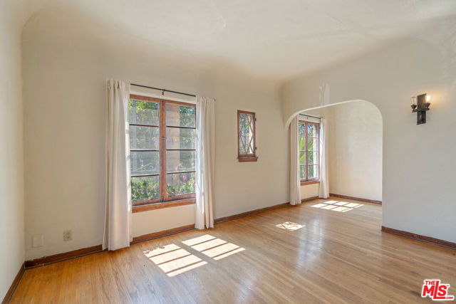 458 N Genesee Avenue, Los Angeles CA: https://media.crmls.org/mediaz/0e90a15d-fa60-403f-92e7-d56d33b01cec.jpg