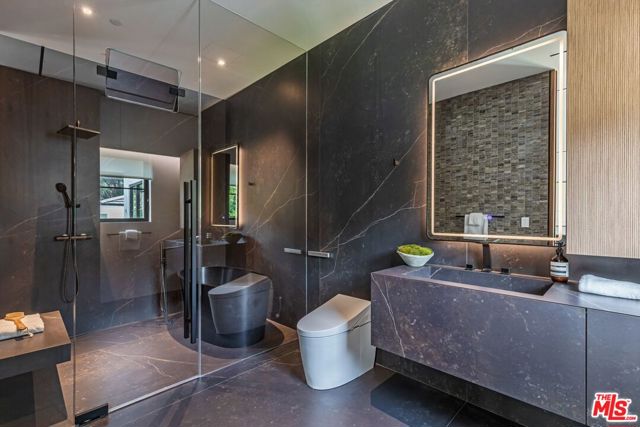 927 N Whittier Drive, Beverly Hills CA: https://media.crmls.org/mediaz/0e90cce7-f03d-42fd-95c0-1eff5d60094f.jpg