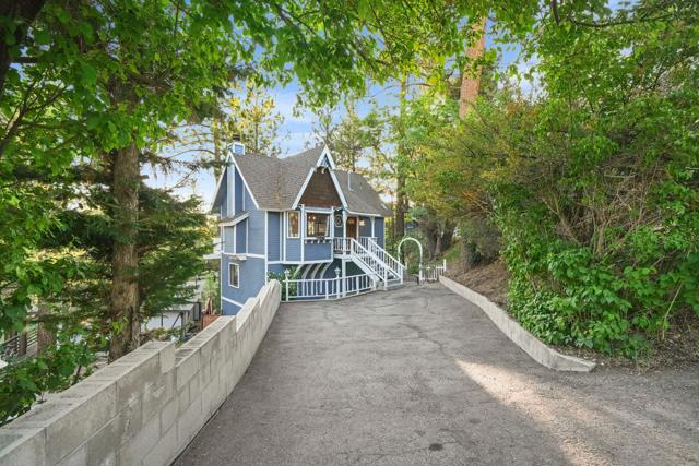 574 Lucerne Drive Drive, Big Bear CA: https://media.crmls.org/mediaz/0e90fff8-92a3-4ab8-b3b8-e02825753712.jpg