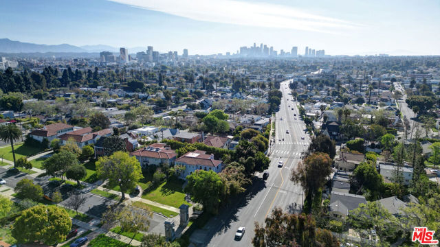 1027 S Lucerne Boulevard, Los Angeles CA: https://media.crmls.org/mediaz/0e92156b-c66a-46af-b91e-3b5a65078d3a.jpg
