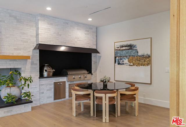 7052 Dume Drive, Malibu CA: https://media.crmls.org/mediaz/0e92327f-0b7f-4c85-8dce-1ad8efd123a4.jpg