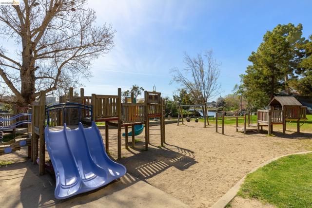 565 Bellevue Ave, Oakland CA: https://media.crmls.org/mediaz/0e930812-c164-4af3-8f6f-48e4e1332ca5.jpg