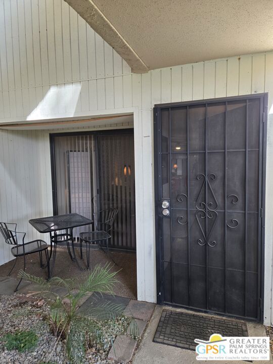 2810 N Arcadia Court, Palm Springs CA: https://media.crmls.org/mediaz/0e946122-d67b-4e0d-add5-1acfa83a711f.jpg