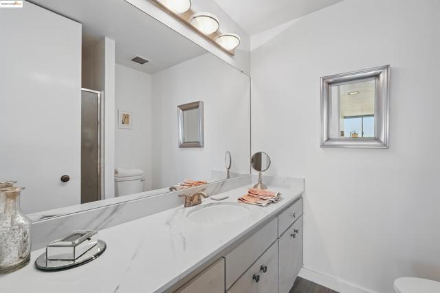 565 Bellevue Ave, Oakland CA: https://media.crmls.org/mediaz/0e95376e-999d-4851-82af-83a2579928e8.jpg