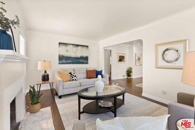8420 Bleriot Avenue, Los Angeles CA: https://media.crmls.org/mediaz/0e965903-9051-4a80-8940-2709cb8031ef.jpg