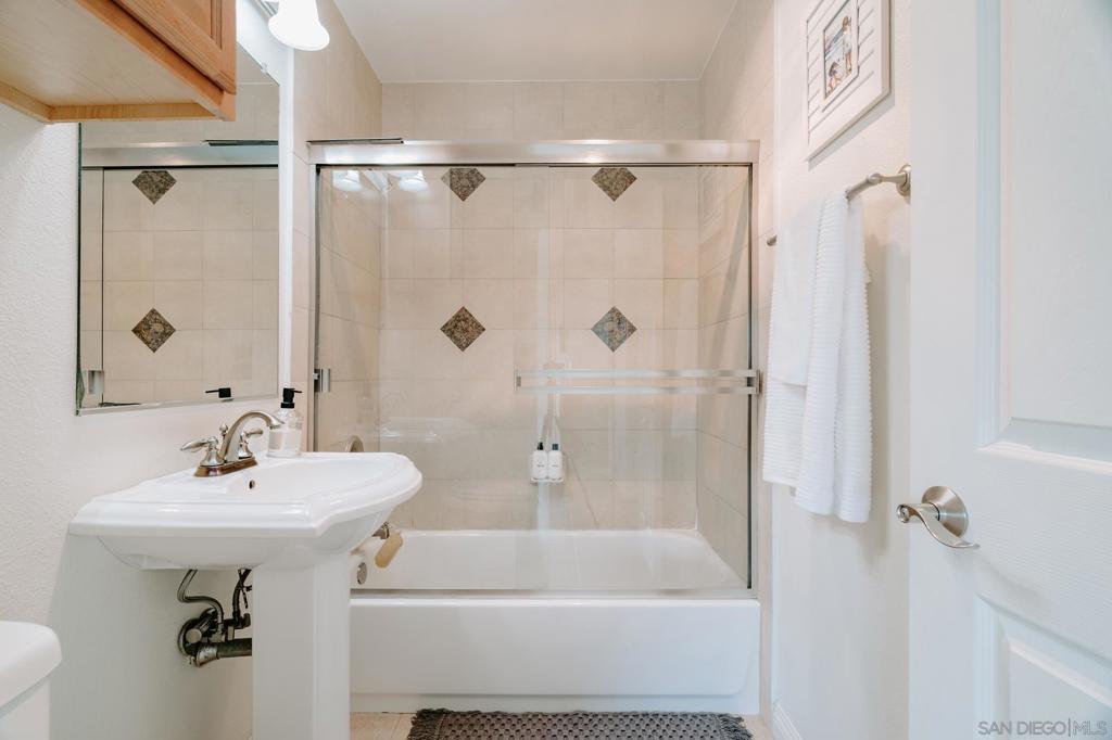 https://media.crmls.org/mediaz/0e967589-d8a1-4e57-a43c-4585a476377b.jpg?preset=X-Large