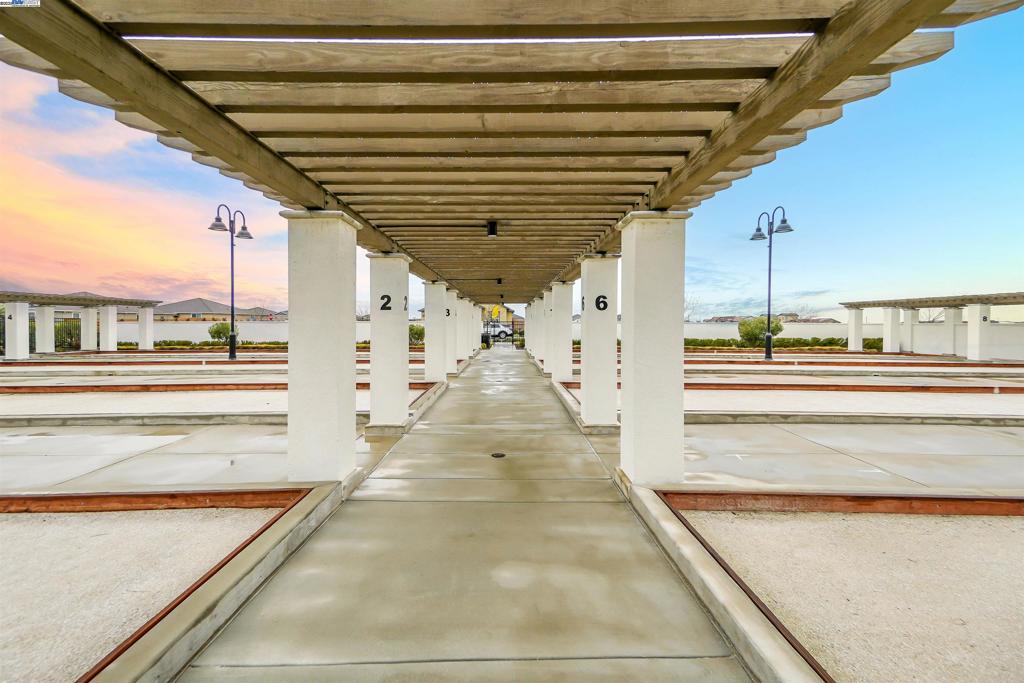 https://media.crmls.org/mediaz/0e968c52-aea9-4035-b3ba-bfd518e3c087.jpg?preset=X-Large