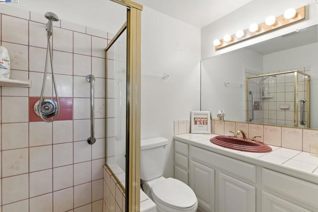 923 90Th Ave, Oakland CA: https://media.crmls.org/mediaz/0e96a4bb-012a-4271-9806-94407efaa9ff.jpg