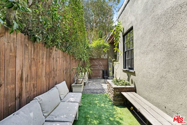 855 N Sweetzer Avenue, West Hollywood CA: https://media.crmls.org/mediaz/0e96e654-6b67-46a4-9210-8275ed623cfd.jpg