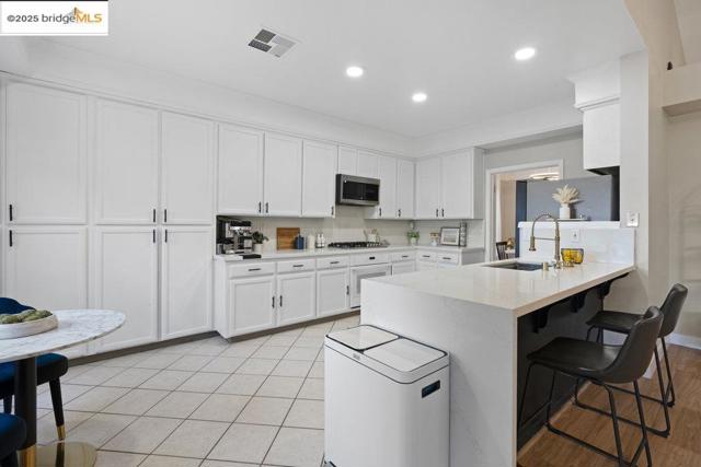1030 Orchid Dr, Brentwood CA: https://media.crmls.org/mediaz/0e98629f-a1cb-4fce-ac3e-3a165e5214f1.jpg