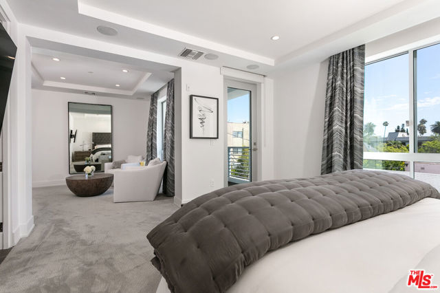 460 N Palm Drive, Beverly Hills CA: https://media.crmls.org/mediaz/0e98d711-3cde-48f2-b792-563f9261cd3b.jpg