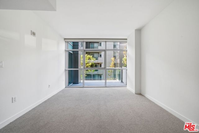 13700 Marina Pointe Drive, Marina del Rey CA: https://media.crmls.org/mediaz/0e9ab3c6-69ee-4fb4-95c4-f36fa59620c3.jpg