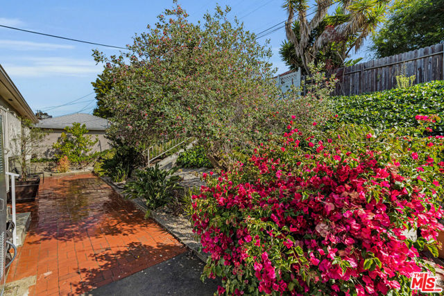 5248 Parkglen Avenue, Los Angeles CA: https://media.crmls.org/mediaz/0e9aed20-1800-4036-ae7d-de312aa2da43.jpg